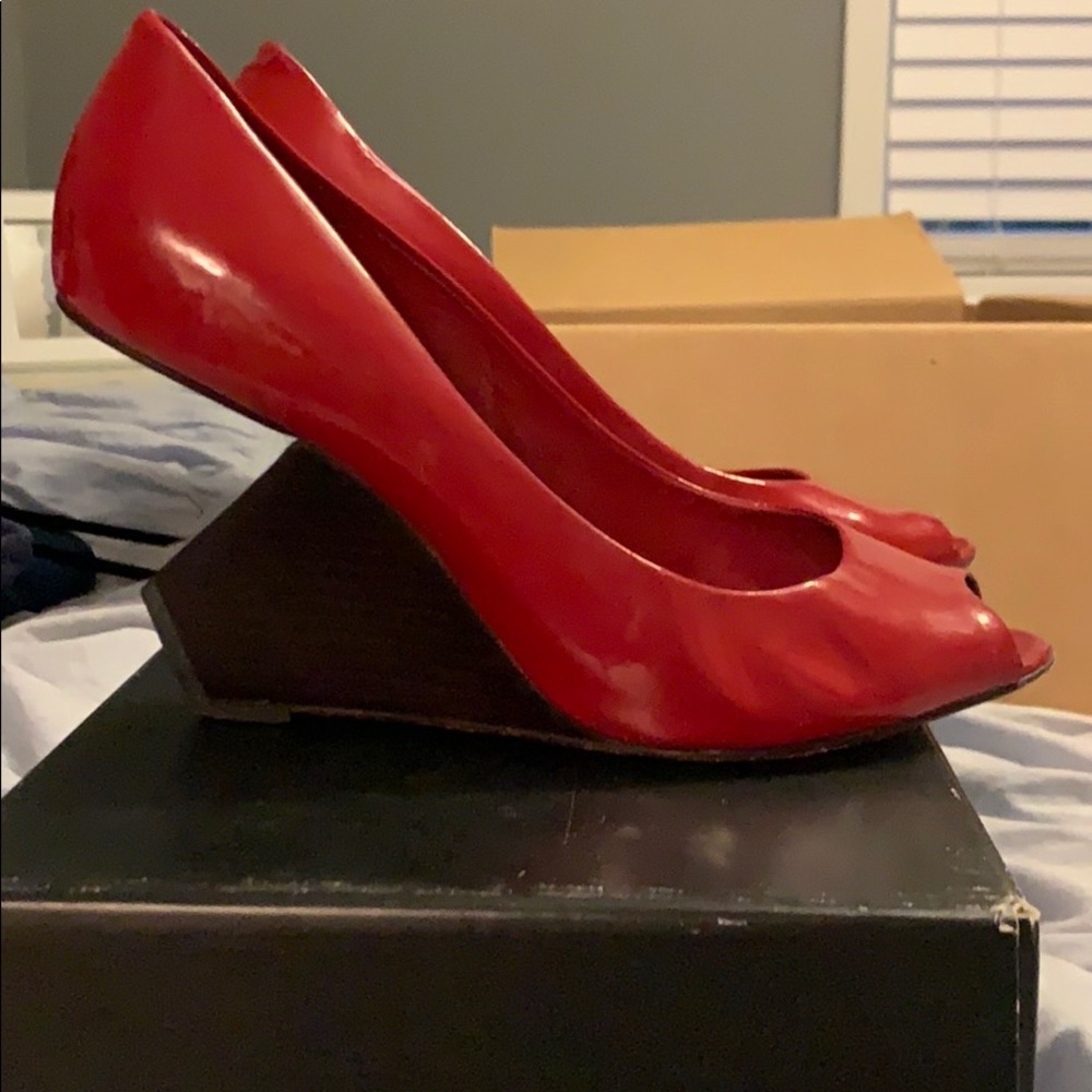 Pour la Victorie red patent with cool heel